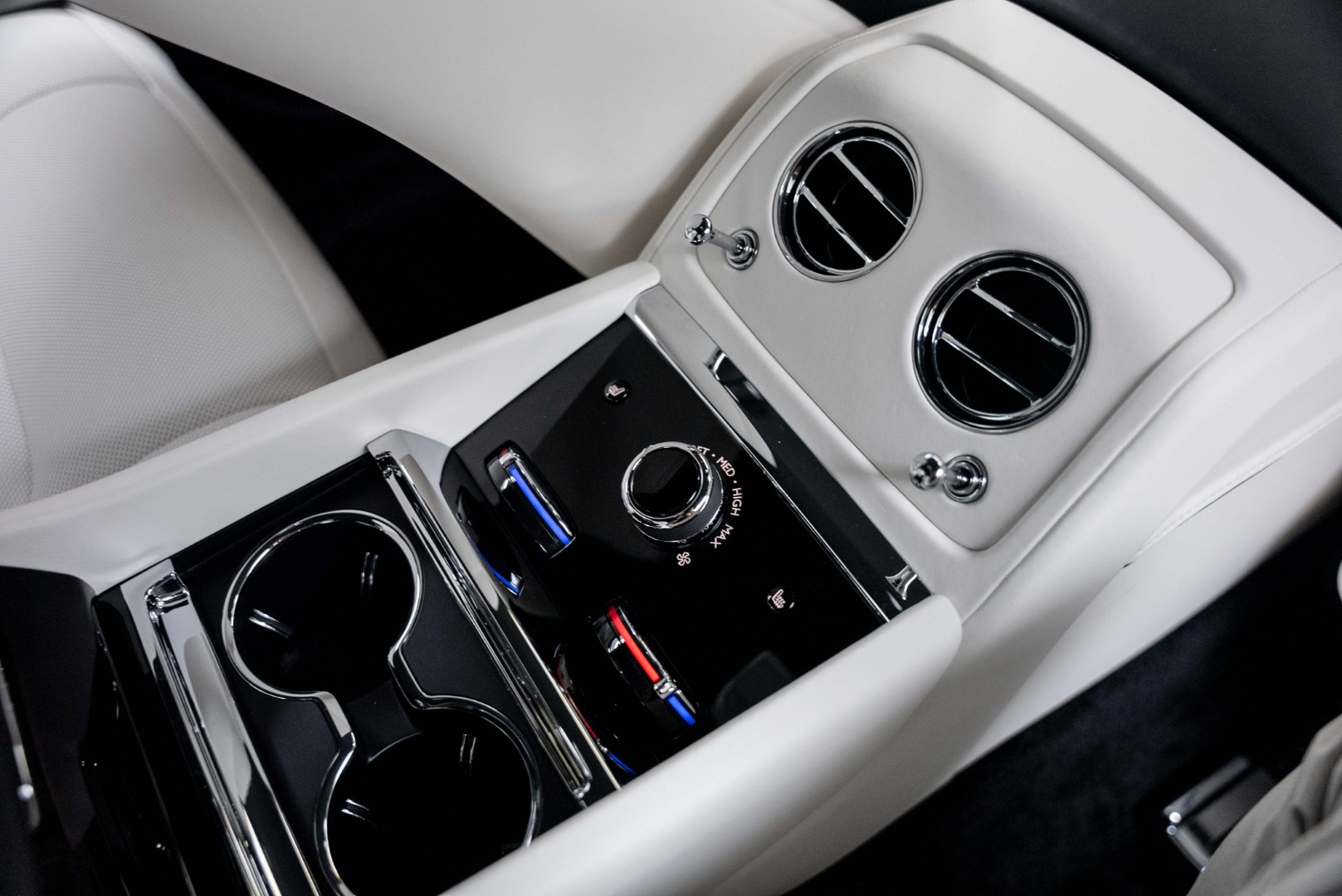 2025 ROLLS ROYCE SPECTRE. BESPOKE SOUND SYSTEM. IMMERSIVE SEATS. MAIN DEALER WARRANTY AND SERVICE.